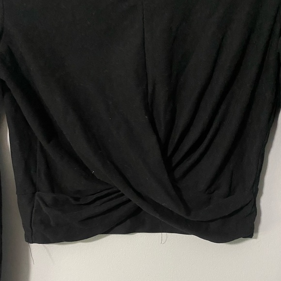 Revamped black long sleeve crop top - Picture 4 of 4
